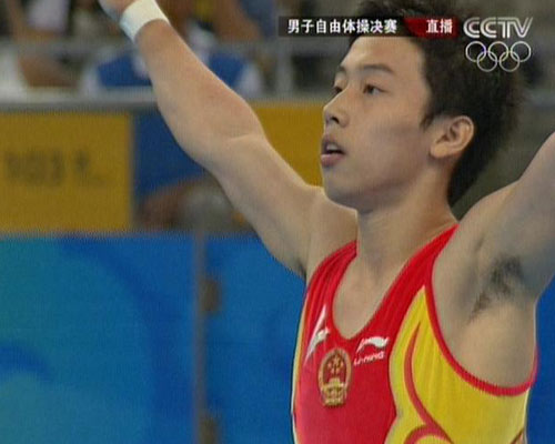 圖文:男子自由體操?zèng)Q賽 鄒凱成功亮相