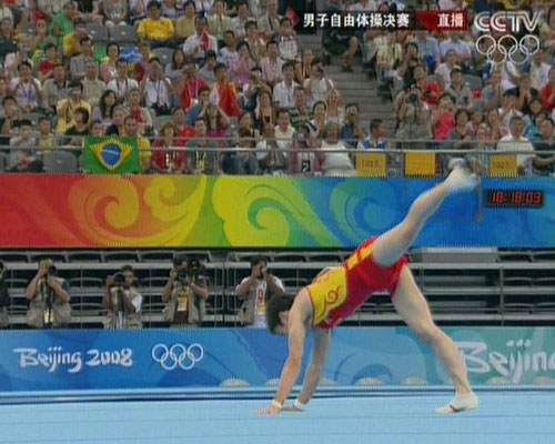 圖文:男子自由體操?zèng)Q賽 鄒凱動(dòng)作嫻熟
