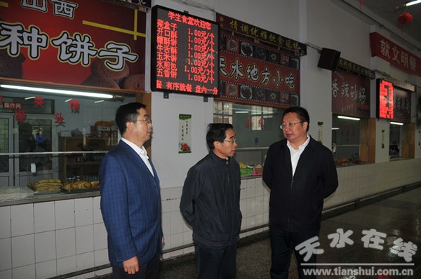 孫杰廳長(zhǎng) 在食堂.jpg