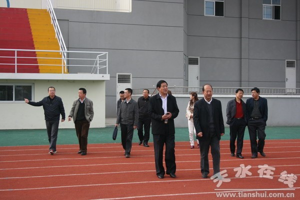 5、參觀田徑運(yùn)動(dòng).jpg