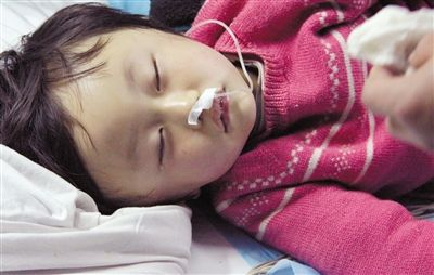 16日晚,5歲的于丹在昏迷中流下眼淚,醫(yī)生說(shuō)她還未脫離生命危險(xiǎn)。袁小鋒 攝 16日晚,5歲的于丹在昏迷中流下眼淚,醫(yī)生說(shuō)她還未脫離生命危險(xiǎn)。袁小鋒 攝