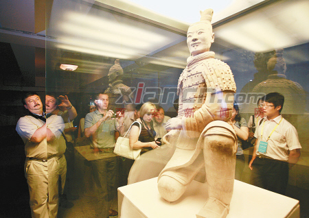 與會(huì)代表參觀兵馬俑,感受世界第八大奇跡。 與會(huì)代表參觀兵馬俑,感受世界第八大奇跡。