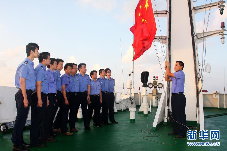 (時政)中國漁政船在釣魚島海域巡航期間舉行升國旗儀式