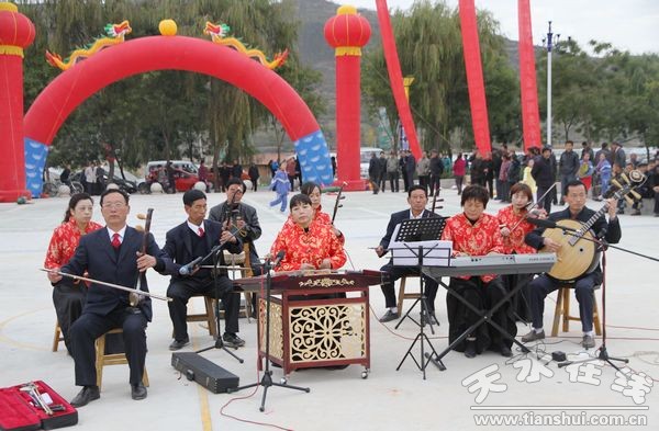 十八大04-老年大學(xué)樂器合奏.jpg