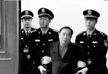 賴昌星被帶上法庭