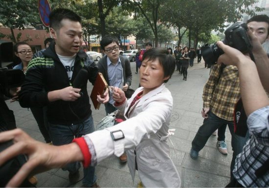 �ܿ��AŮ�я��FӢһ������5�� ��ʾ�����V