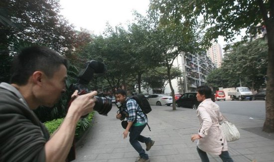 �ܿ��AŮ�я��FӢһ������5�� ��ʾ�����V