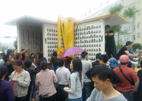 民眾在為手機(jī)充電