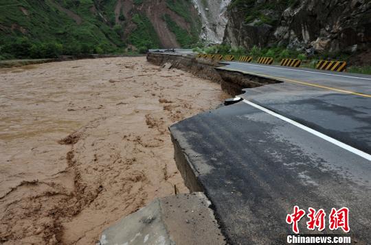 甘肅清水縣泥石流地震疊加生命線中斷成“孤城”