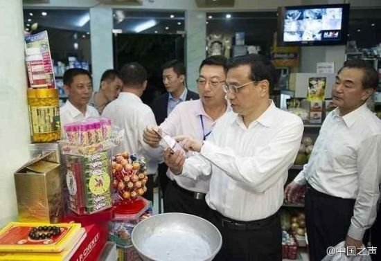 李克強(qiáng)夜訪越南河內(nèi)小商店 查看價(jià)格與店主交談
