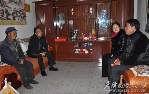 (在雙聯(lián)戶阮正祥家中慰問)