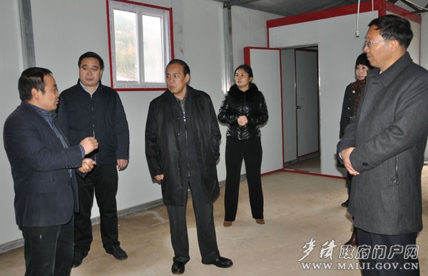 (在麥積鎮(zhèn)奔陽公司紅崖放養(yǎng)雞孵化育雛基地調(diào)研)