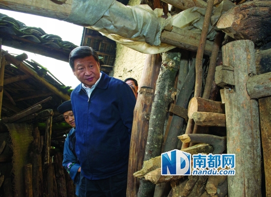 3日下午,習(xí)近平察看施齊文家的豬圈。 新華社發(fā)