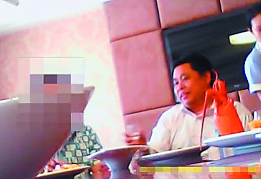 興隆一鎮(zhèn)書記邊吃邊大罵百姓