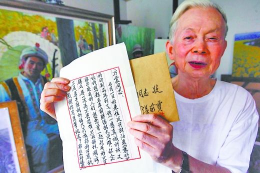 老畫家展示溫家寶回信。 老畫家展示溫家寶回信。