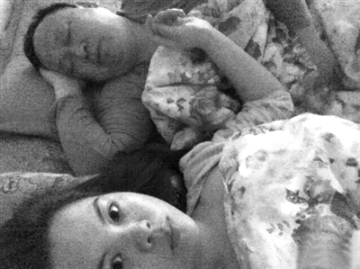 _־ԪcһŮͬ΢؈D