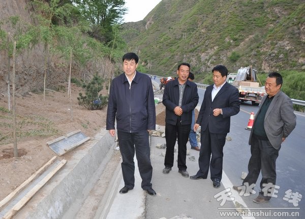 5月4日縣委書記劉天波檢查道路綠化工程 (16).jpg