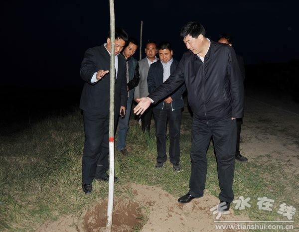 5月4日縣委書記劉天波檢查道路綠化工程 (34).jpg