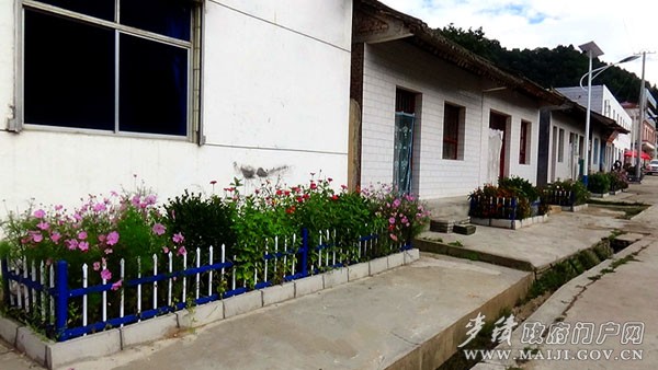 黨川主街道沿線花壇建設(shè)_副本.jpg 黨川主街道沿線花壇建設(shè)_副本.jpg