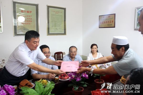 市委常委、統(tǒng)戰(zhàn)部長蒲軍為高家灣清真寺送去慰問金 市委常委、統(tǒng)戰(zhàn)部長蒲軍為高家灣清真寺送去慰問金