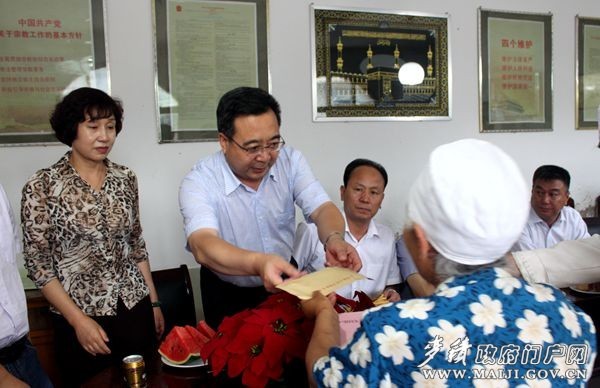 區(qū)委書記張智明為伊斯蘭教困難群眾送去慰問金 區(qū)委書記張智明為伊斯蘭教困難群眾送去慰問金
