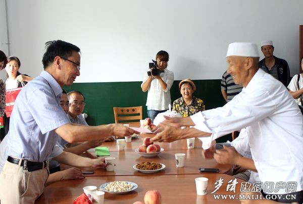 市人大副主任黃孝榮為北道清真寺送去慰問金 市人大副主任黃孝榮為北道清真寺送去慰問金