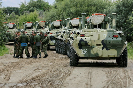 資料圖:俄軍新型BTR-82A兩棲裝甲運兵車。