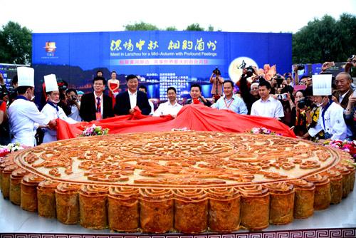 甘肅蘭州:數(shù)百人中秋共享世界最大百合月餅