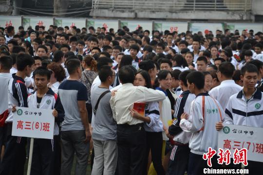 �Ĵ��Ͻ���ǧ���W(xu��)���г��˶Y���c��ĸ��������