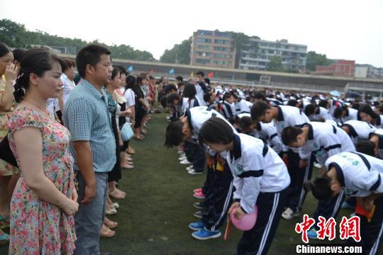 �Ĵ��Ͻ���ǧ���W(xu��)���г��˶Y���c��ĸ��������