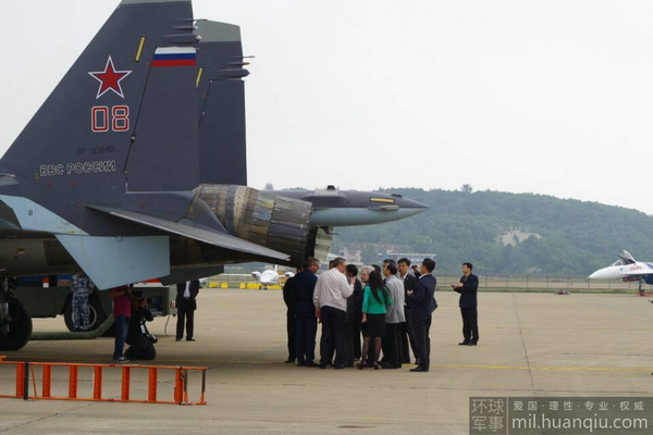 李源潮參觀蘇35戰(zhàn)機(jī)。