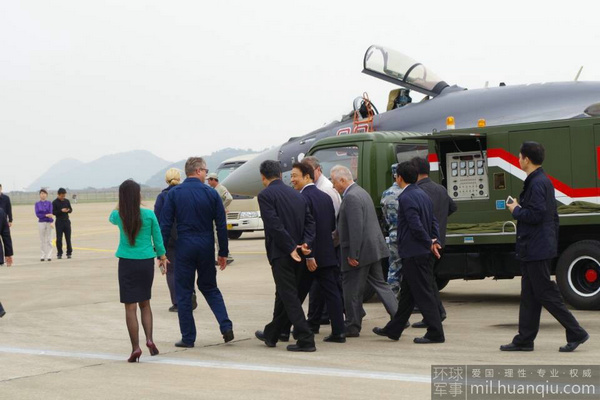 李源潮參觀蘇35戰(zhàn)機(jī)完后面帶微笑。