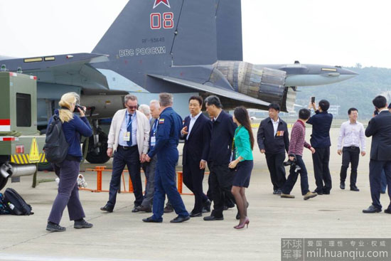 資料圖:國家副主席李源潮參觀蘇35戰(zhàn)機(jī)。