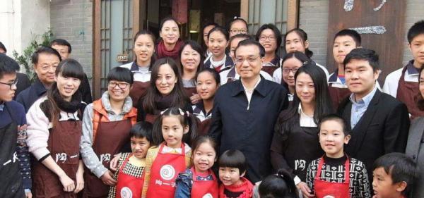 李克強(qiáng)考察杭州老街區(qū):買“多啦A夢”玩偶