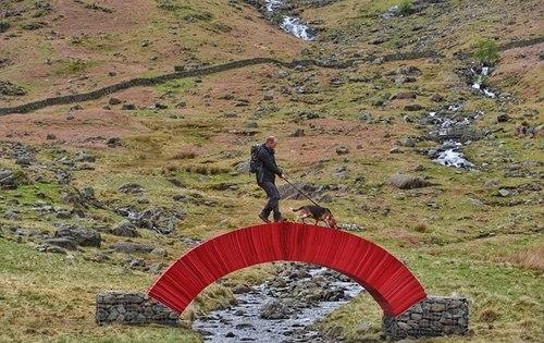 這座獨(dú)特的紙橋完全是由2.2萬(wàn)張紅紙建造的,不久前剛剛向公眾開(kāi)放。網(wǎng)頁(yè)截圖
