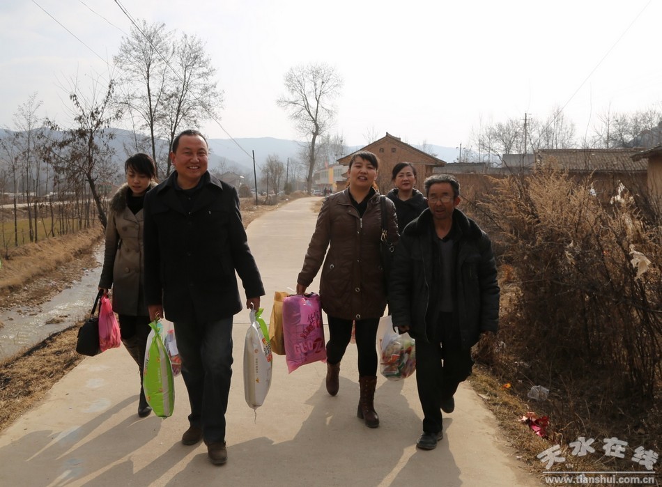 春 節(jié)前夕張金霞和她的團隊走訪慰問貧困兒童.jpg