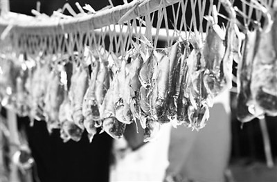 “小雪”到來:農家腌臘肉老北京有“占雪”習俗