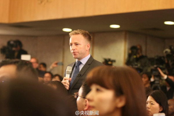 發(fā)布會上,美國CBS記者就中國在南!败娛虏渴稹碧釂,傅瑩表示,美國有不少報道稱中國威脅地區(qū)和平,影響航行自由,把這么一個大帽子扣在中國人頭上,容易誤導(dǎo)形勢。傅瑩反問,要說軍事化,在南海進(jìn)出的先進(jìn)飛機、軍艦,最多的是不是還是美國的?圖為向傅瑩提問的美國記者。