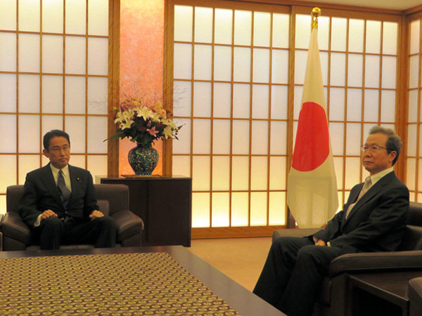 8月9日,日本外相岸田文雄在外務(wù)省緊急召見中國駐日大使程永華