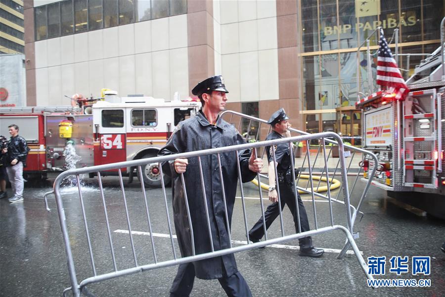 (國(guó)際)(2)一直升機(jī)在紐約曼哈頓一大廈樓頂墜毀 飛行員喪生