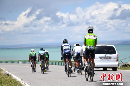 圖為車手在青海湖畔騎行!…h(huán)湖賽融媒體中心 攝
