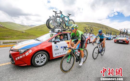 圖為車手在山地騎行!…h(huán)湖賽融媒體中心 攝