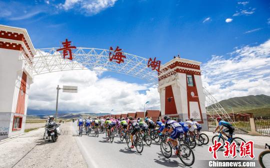 圖為車手在青海湖畔騎行。 環(huán)湖賽融媒體中心 攝